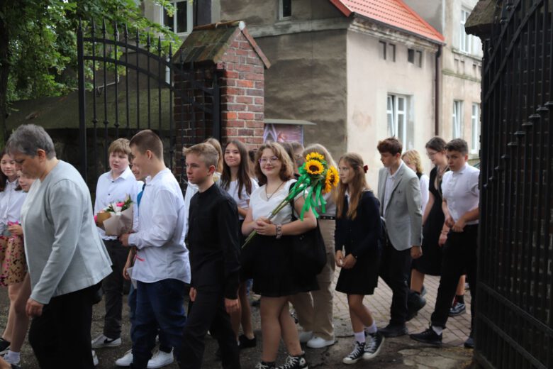 ósmoklasiści przed wejściem do kościoła w Jaczowie